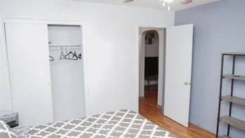 3 slaapkamers, een bureau, een strijkplank/strijkijzer, reisbedje