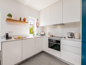 ثلاجة، ميكروويف، فرن، ماكينة لصنع القهوة/الشاي