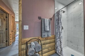 Towels, toilet paper - 81C Cozy Cabin in Ruidoso Midtown! (Ruidoso)
