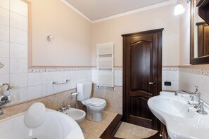 Baignoire, baignoire à jets, sèche-cheveux, bidet