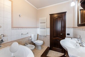 Bathtub, jetted tub, hair dryer, bidet