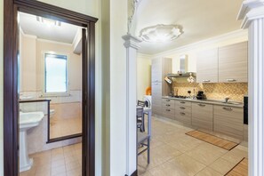 Fridge, oven, stovetop, coffee/tea maker - Casa Amica - Three Bedroom House, Sleeps 6 (Avola)