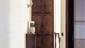 A wooden double door with a small table and vase in front. - Casa Amica - Three Bedroom House, Sleeps 6 (Avola)