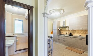 Kühlschrank, Ofen, Herdplatte, Wasserkocher mit Kaffee-/Teezubehör