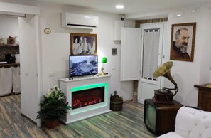 Premium bedding, pillowtop beds, minibar, free WiFi