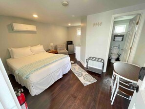 1 bedroom, desk, WiFi, bed sheets