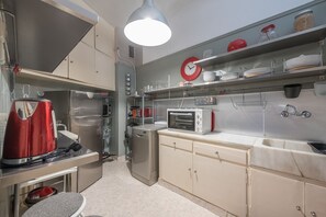Kylskåp, mikrovågsugn, diskmaskin och brödrost
