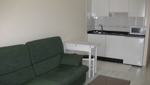 Coffee/tea maker, mini-fridge, microwave, stovetop - APARTAMENTOS MARITIMO SOLO ADULTO (O Grove)