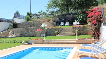 Una piscina al aire libre de temporada