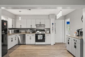 Refrigerador, microondas, horno y parrilla de estufa 