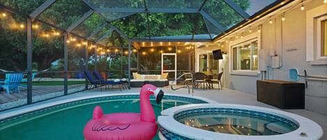 Una piscina al aire libre, una piscina climatizada