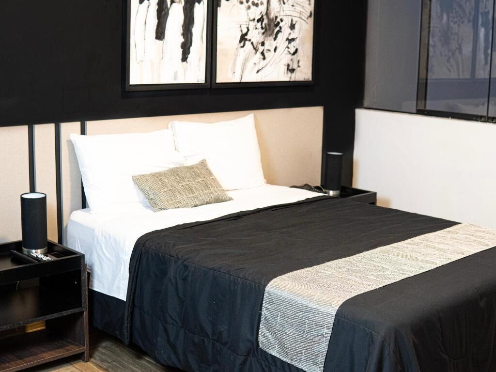 Habitación doble ejecutiva | Edredón, caja de seguridad en la habitación y escritorio 