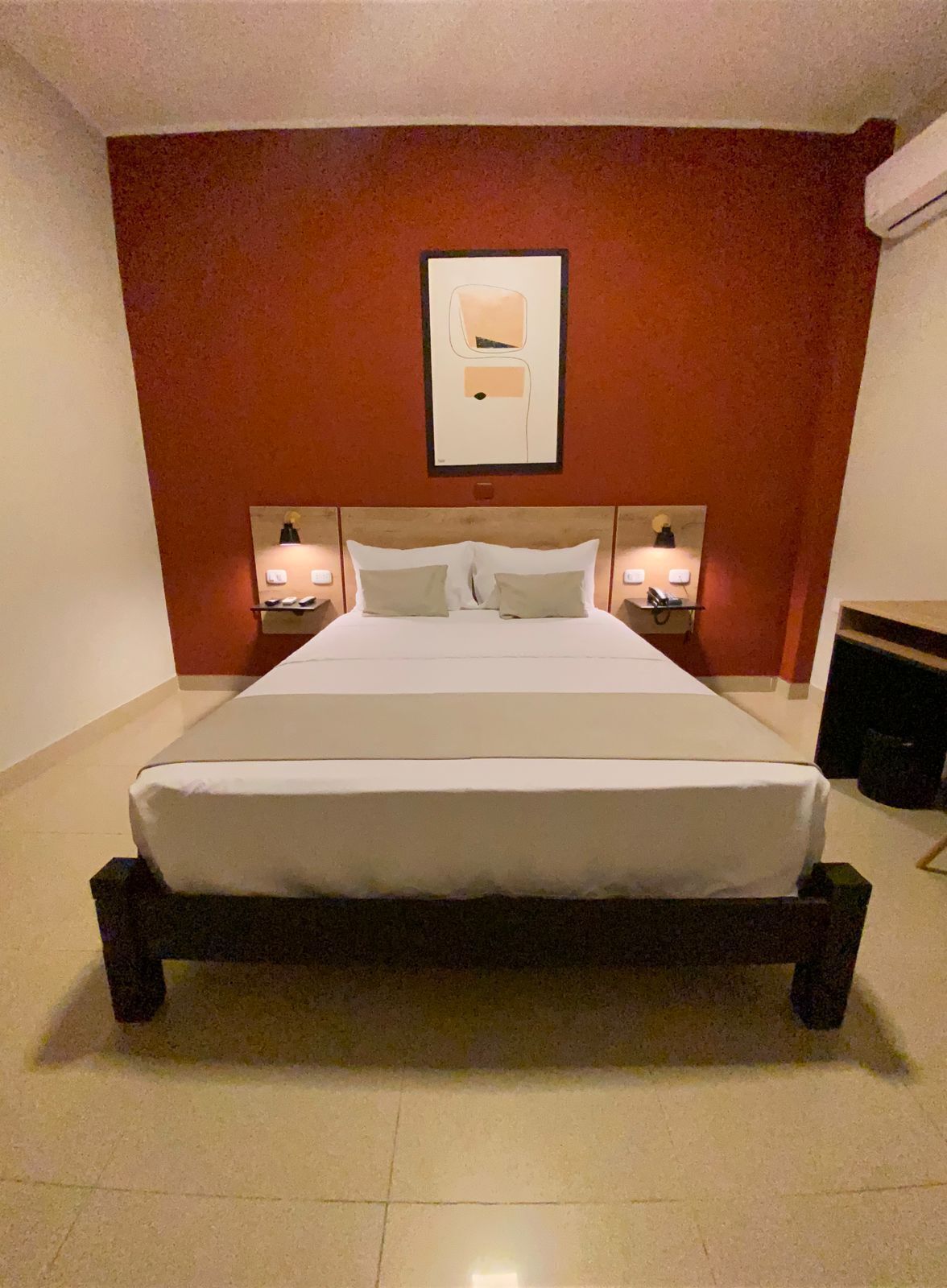 Kahden hengen executive-huone | Untuvapeitot, tallelokero huoneessa, työpöytä, silitysrauta/-lauta