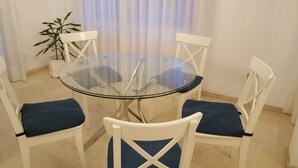 Appartement, 2 chambres, balcon | Coin séjour