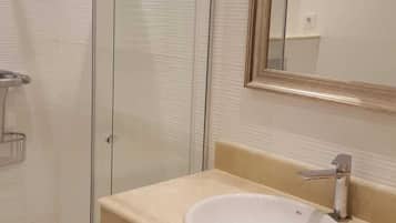 Combined shower/bathtub, hair dryer, towels
