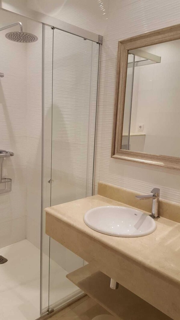 Combined shower/tub, hair dryer, towels