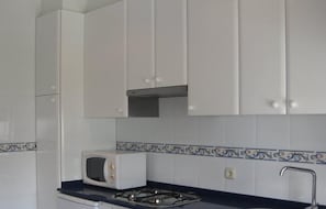 Appartement, 2 chambres, vue jardin | Cuisine privée | Réfrigérateur, micro-ondes, plaque de cuisson, grille-pain