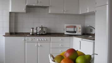Refrigerador, microondas, parrilla de estufa y tostadora