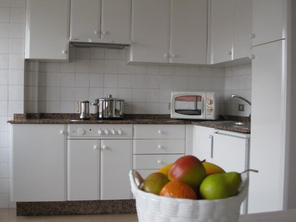 Fridge, microwave, stovetop, toaster - APARTAMENTOS TURISTICOS AROSA OGROVE (O Grove)