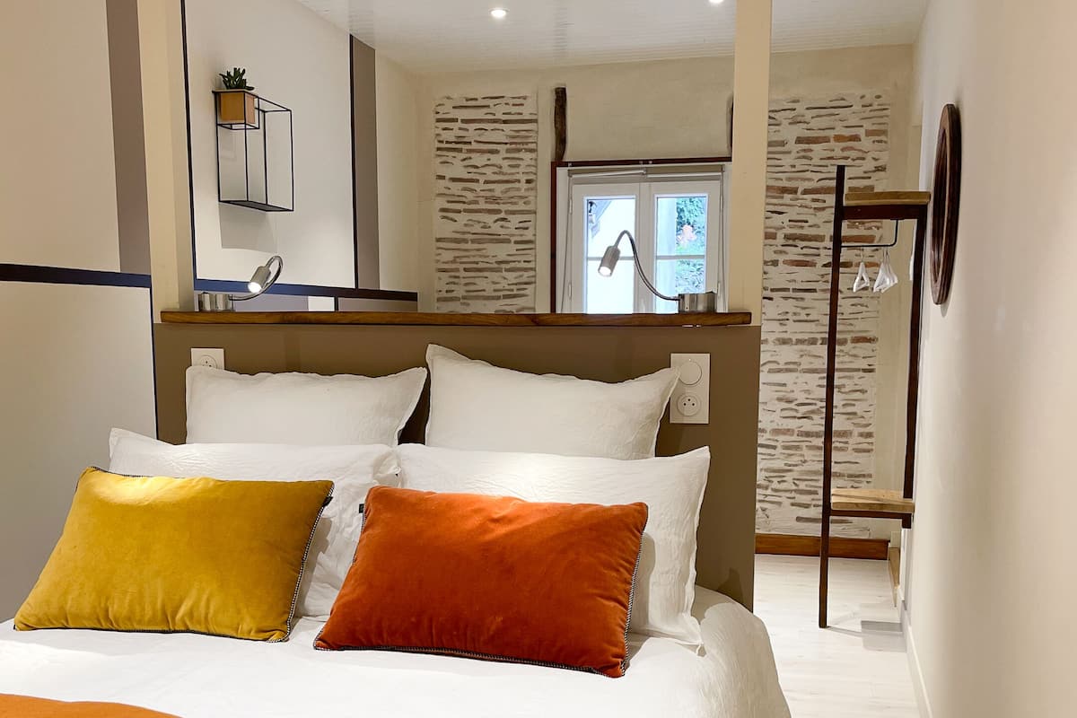 ห้องดีลักซ์, เตียงใหญ่ 1 เตียง, ปลอดบุหรี่, ติดสวน | เครื่องนอนระดับพรีเมียม, เตียง Select Comfort