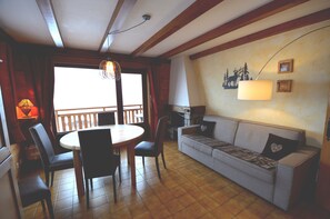 Televisión y chimenea