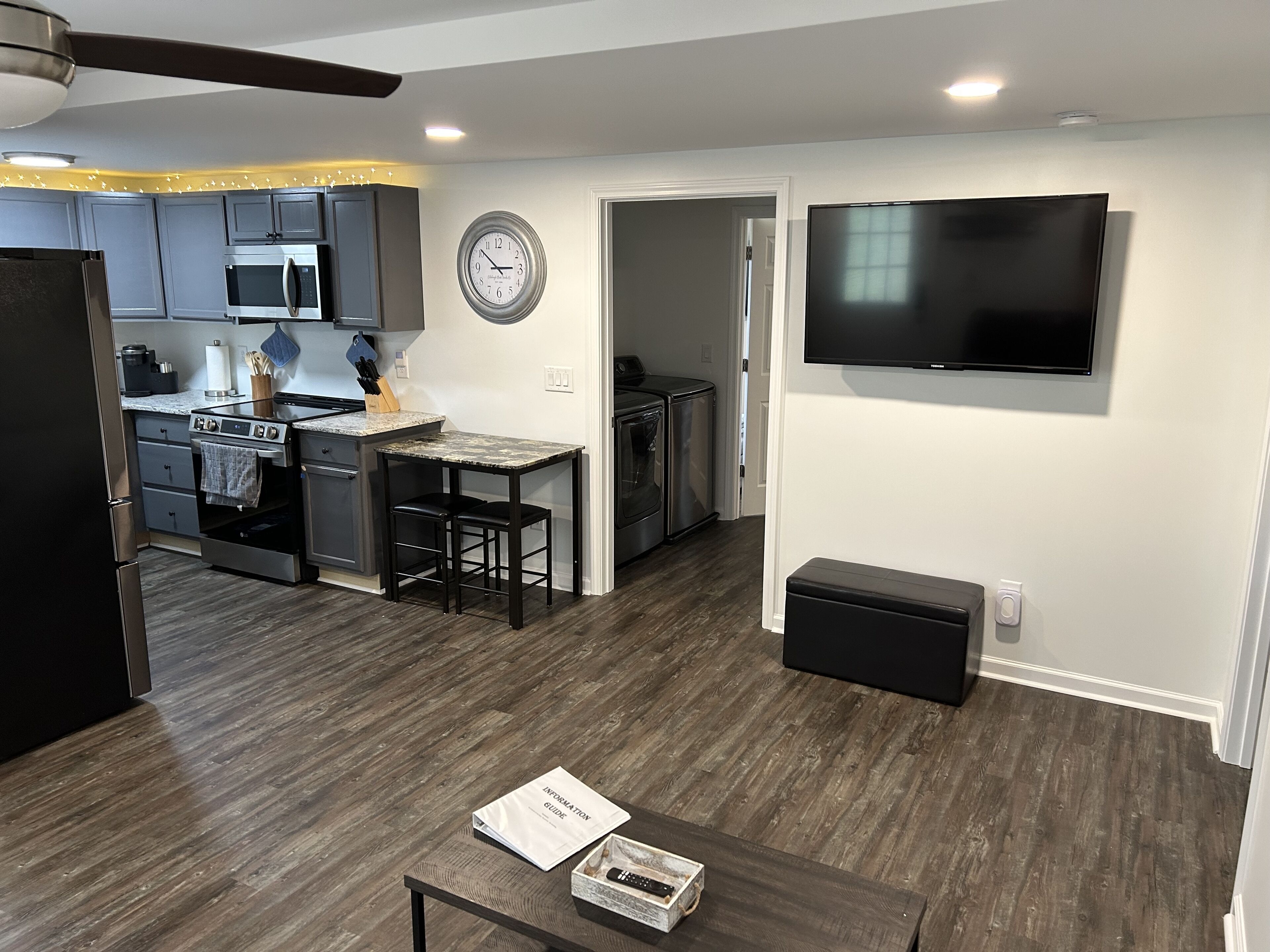 Jääkaappi, mikroaaltouuni, uuni, liesi