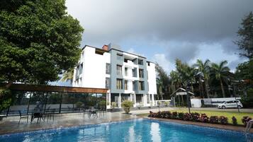 Una piscina al aire libre