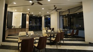 A modern dining area with ceiling fans, tables, and chairs. - CIESTA TREEO (Mawal)