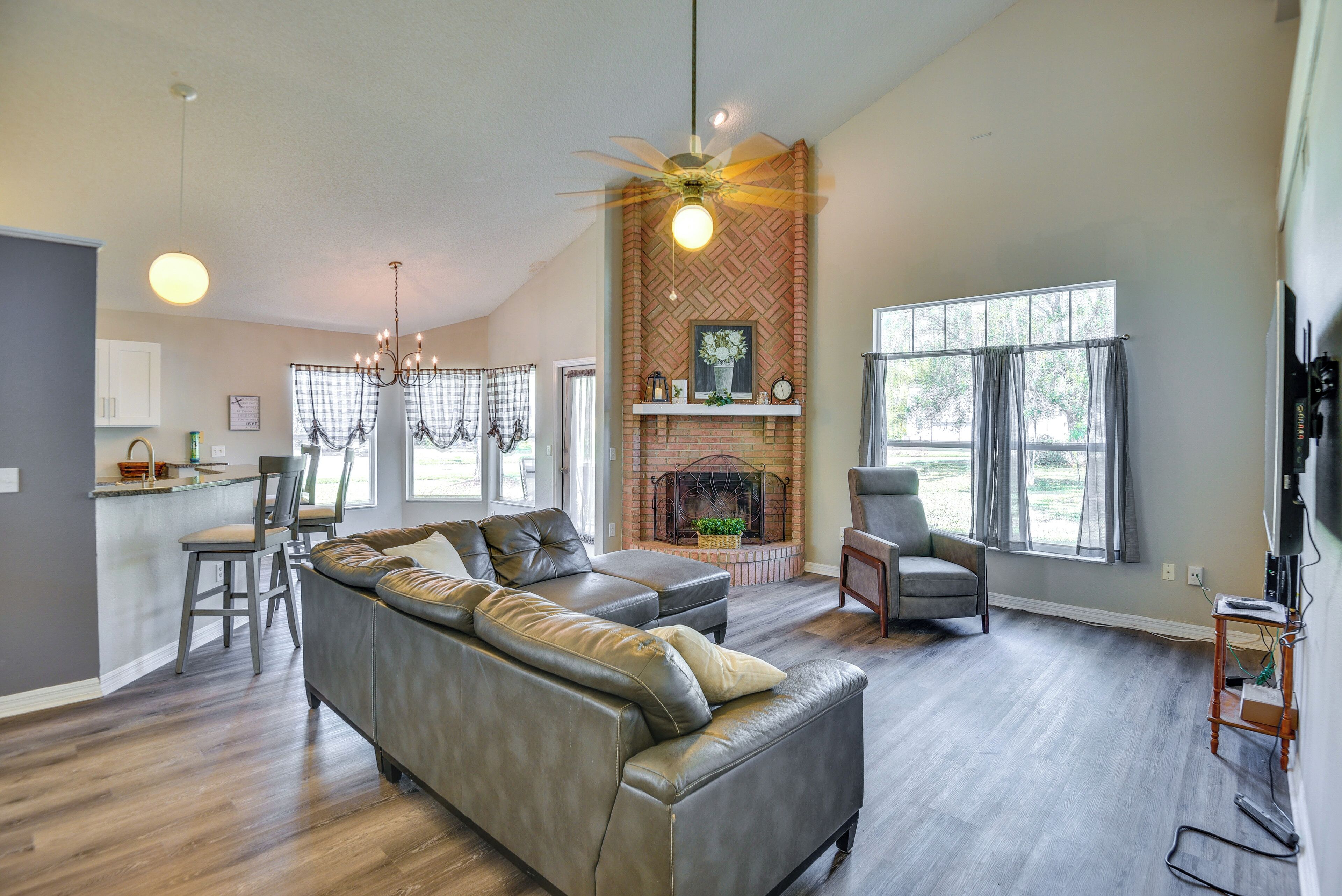 TV, caminetto, libri