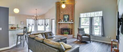 TV, caminetto, libri