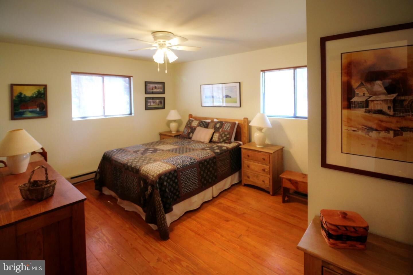 3 makuuhuonetta, työpöytä, silitysrauta/-lauta, ilmainen Wi-Fi