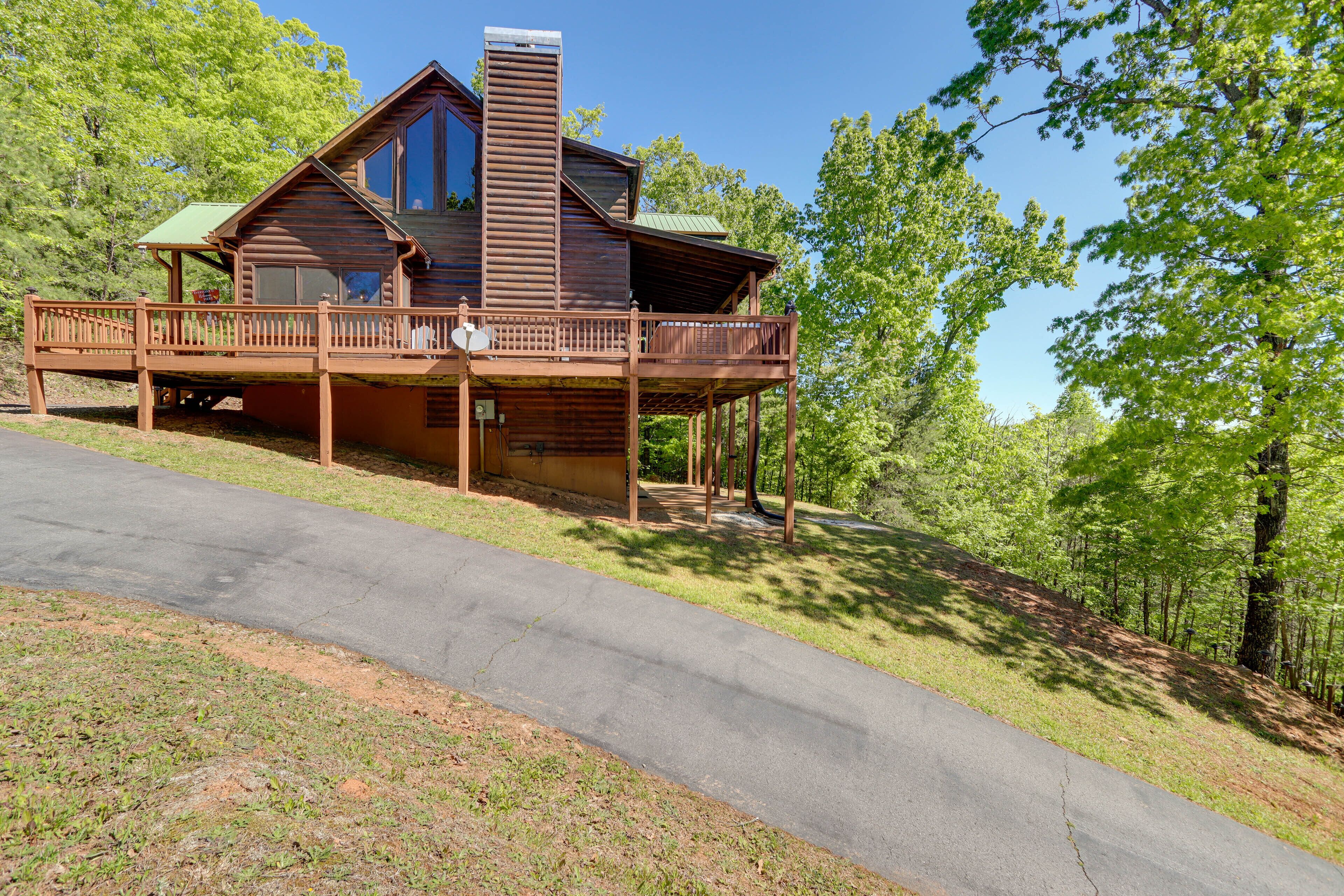 Peaceful Mineral Bluff Vacation Rental w/ Hot Tub