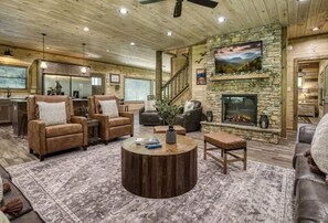 Smart TV, caminetto, videogiochi