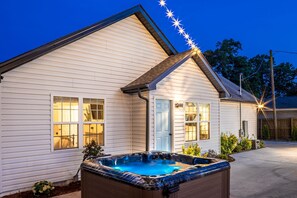 Terrace/patio - 4B Luxury South End Property W Hot Tub (Charlotte)