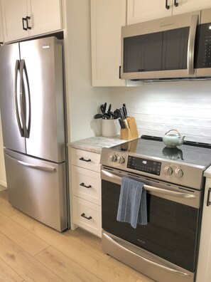 Refrigerador, microondas, parrilla de estufa y lavavajillas 