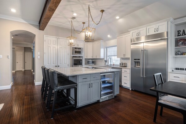 Fridge, microwave, oven, stovetop - ATX LUXE PLAY GOLF (Austin)