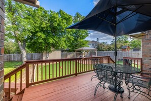 Outdoor dining - ATX LUXE PLAY GOLF (Austin)