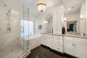 Jetted bath, hair dryer, towels, soap - ATX LUXE PLAY GOLF (Austin)