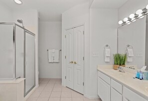 Ducha, bañera de hidromasaje, toallas y jabón