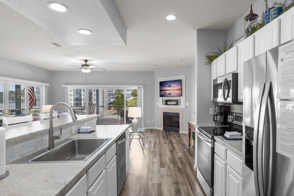 Kühlschrank, Mikrowelle, Ofen, Herdplatte