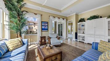 Departamento de lujo, 3 habitaciones, acceso a la alberca | Sala de estar | Televisión de 32 pulgadas con canales por cable