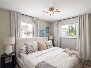 4 bedrooms, iron/ironing board, WiFi, bed sheets