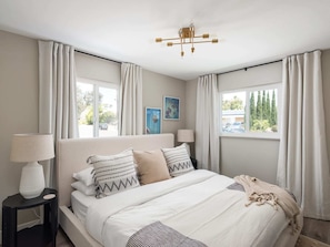 4 bedrooms, iron/ironing board, WiFi, bed sheets