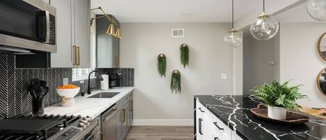 Réfrigérateur, micro-ondes, four, plaque de cuisson