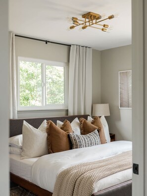 4 bedrooms, iron/ironing board, WiFi, bed sheets