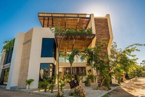 Exterior - Awesome Penthouse w/ Private Pool • Moots 304 (Q.R)