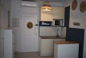 Réfrigérateur, micro-ondes, plaque de cuisson, cafetiÚre/bouilloire