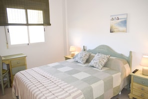 1 chambre, fer et planche à repasser, accès au Wi-Fi (inclus)