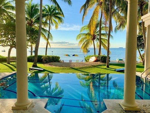 Tatenda 7bdr: Beachfront Estate Villa w/Heated Pool - Great for Large Families