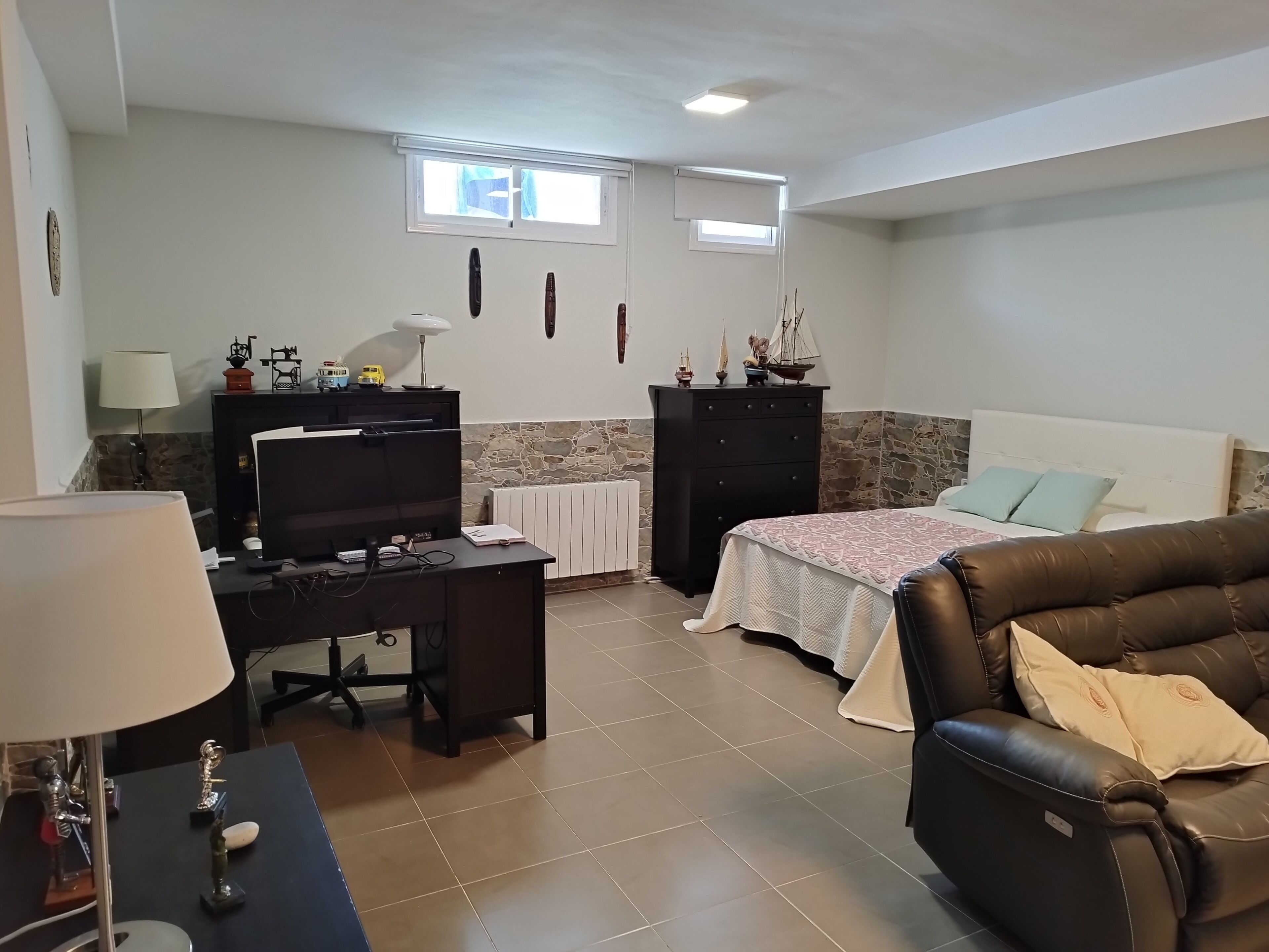 4 bedrooms, desk, iron/ironing board, WiFi